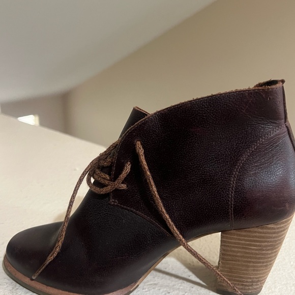 UGG Womens Size7W Brown Leather Lace Up Ankle Booties Fashion‎ Boots - Picture 6 of 11